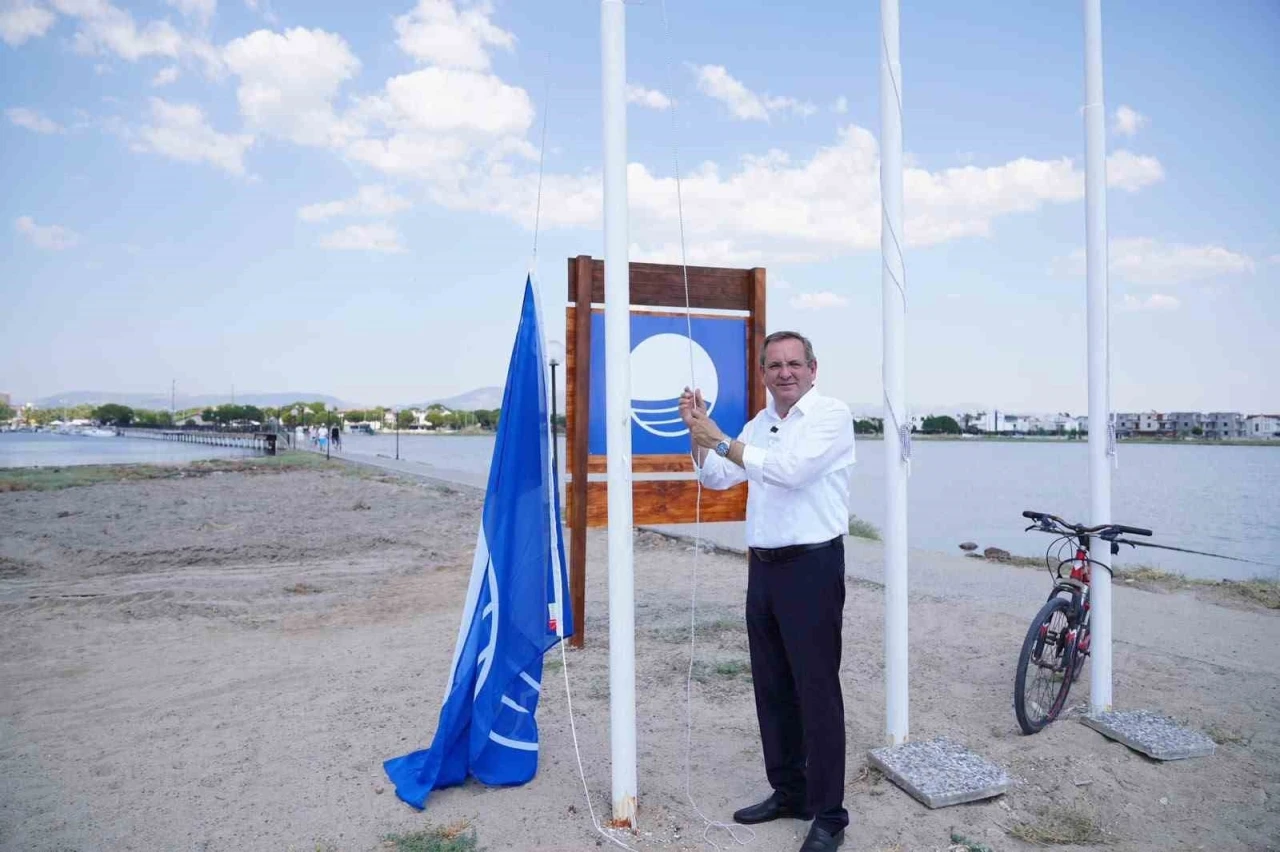 Ayvalık Belediyesi plajlarında Mavi Bayraklar g&ouml;ndere &ccedil;ekildi

