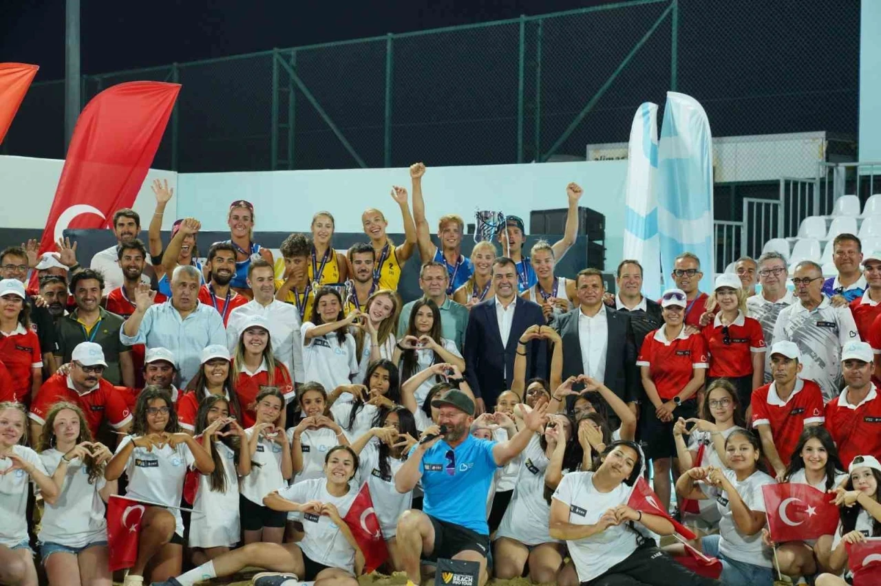 Ayvalık, D&uuml;nya Plaj Voleybolu heyecanına ev sahipliği yaptı
