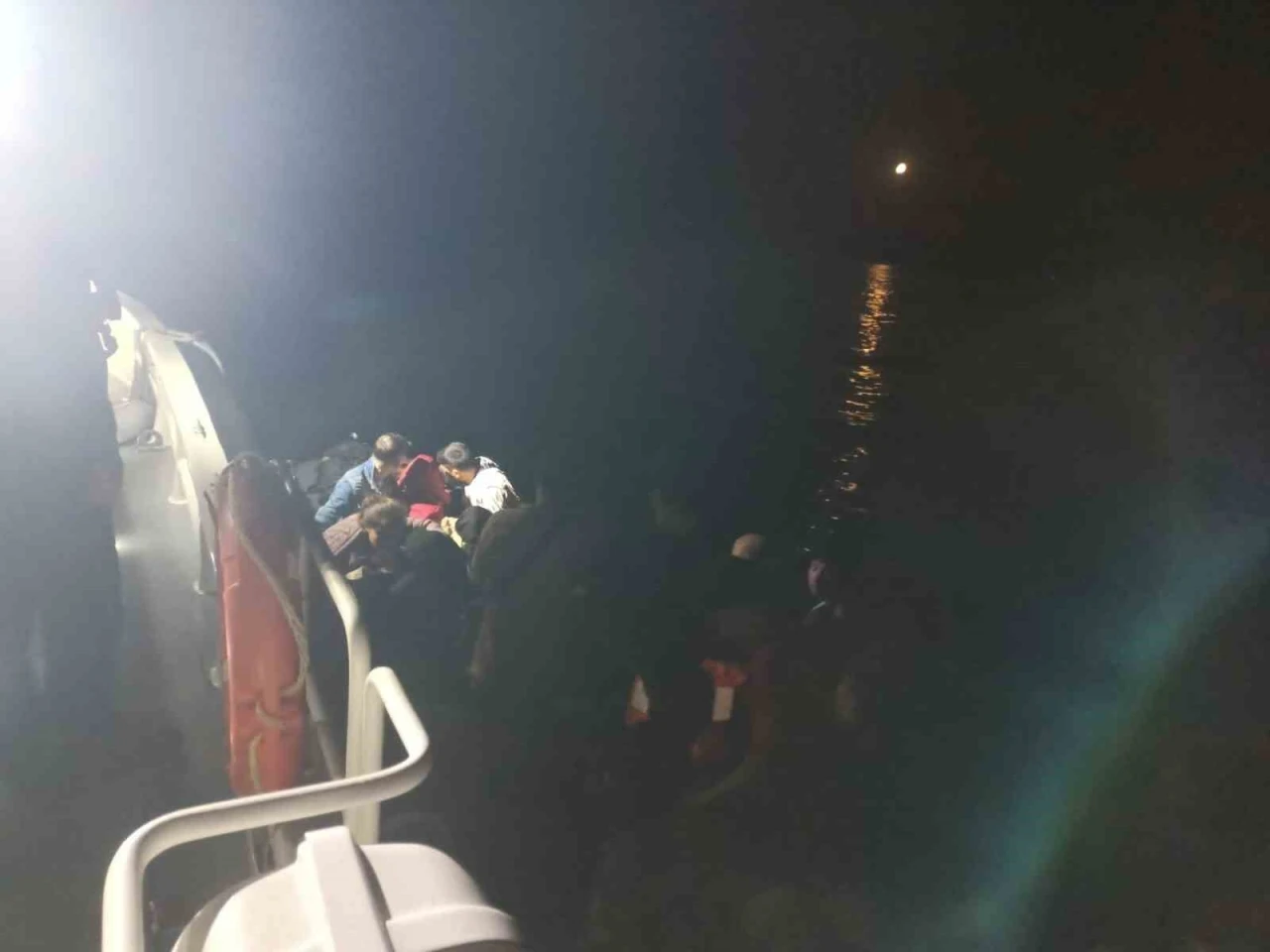 Ayvalık’ta 13’ü çocuk 43 düzensiz göçmen ve yasa dışı yollarla ülkeyi terk etmeye çalışan 2 Türk vatandaşı yakalandı
