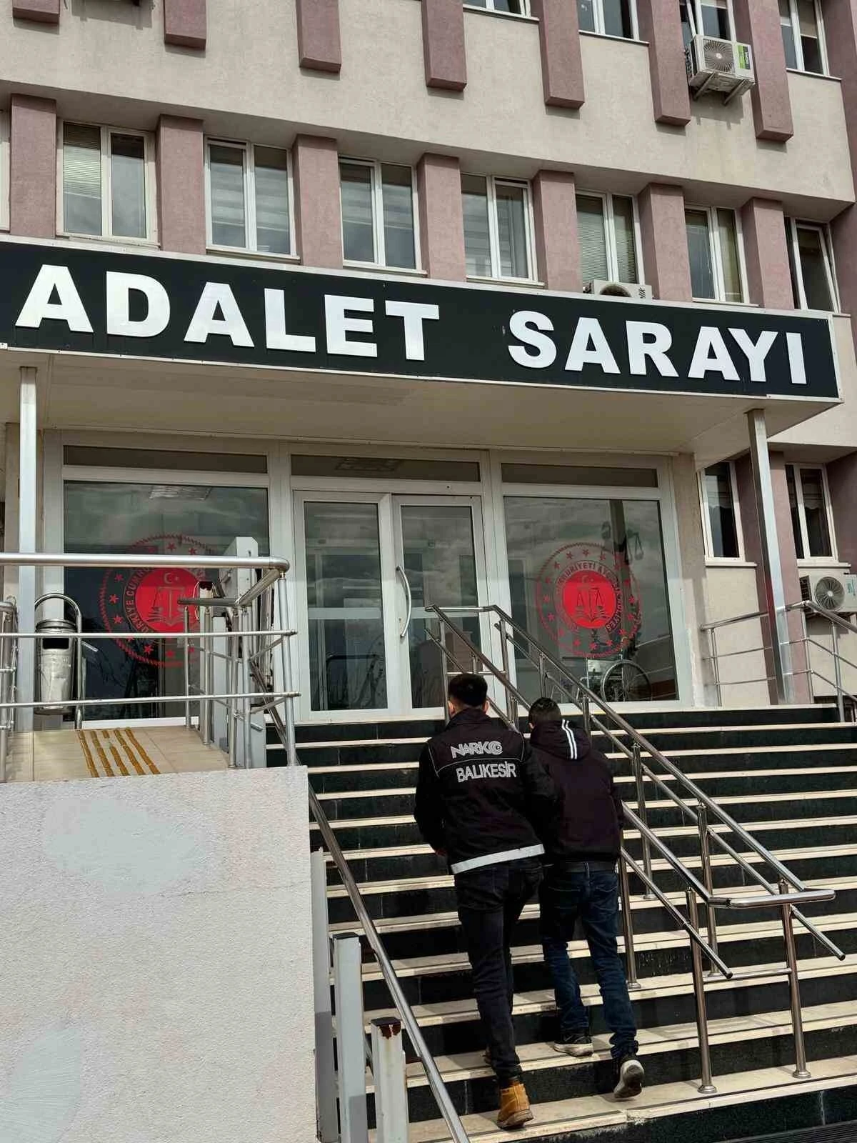 Ayvalık’ta 16 buçuk yıl kesinleşmiş hapis cezası olan uyuşturucu satıcısı yakalandı