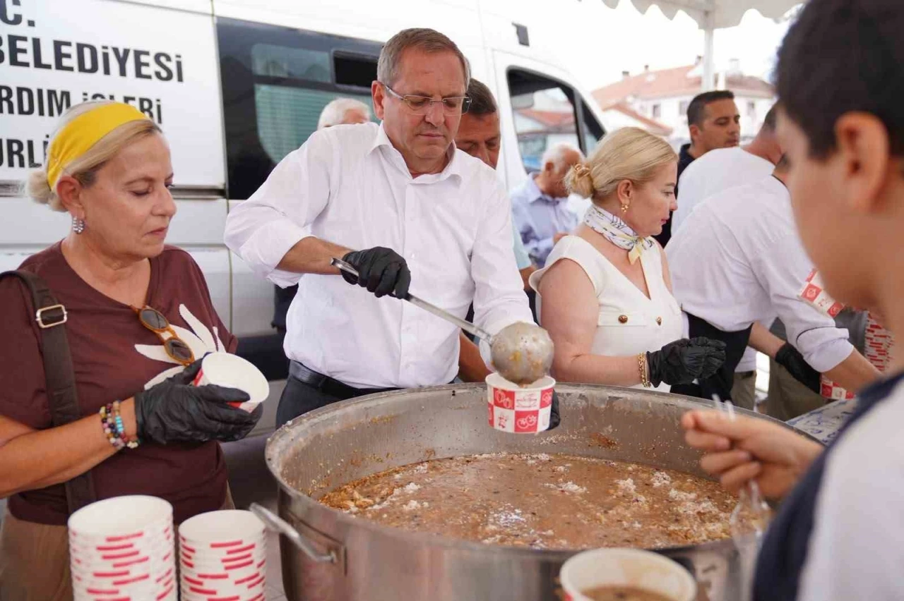 Ayvalık&rsquo;ta binlerce kişiye aşure ikram edildi
