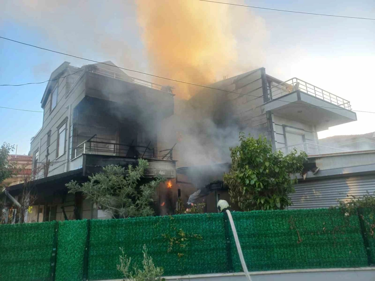 Ayvalık’ta bir villanın garajında park halindeki araçta çıkan yangın eve sıçradı
