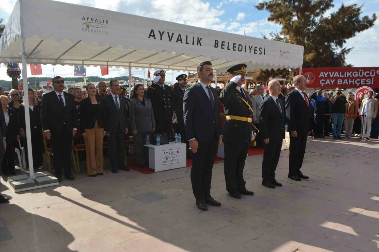 Ayvalık’ta Cumhuriyet Bayramı kutlamaları çelenk sunumuyla baÅŸladı