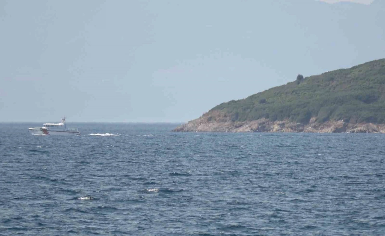 Ayvalık&rsquo;ta denizde kaybolan genci arama &ccedil;alışmaları aralıksız s&uuml;r&uuml;yor
