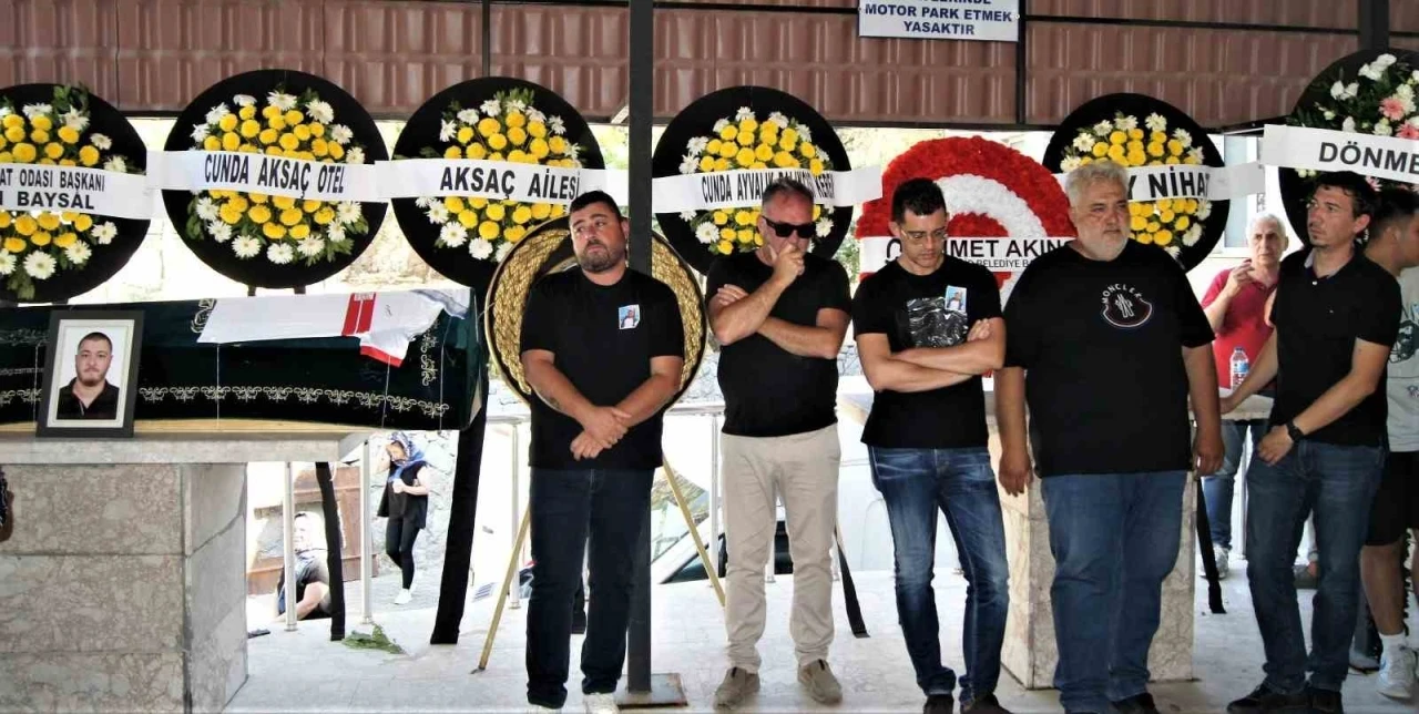 Ayvalık’ta genç iş insanı Murat Ustalı gözyaşlarıyla son yolculuğuna uğurlandı
