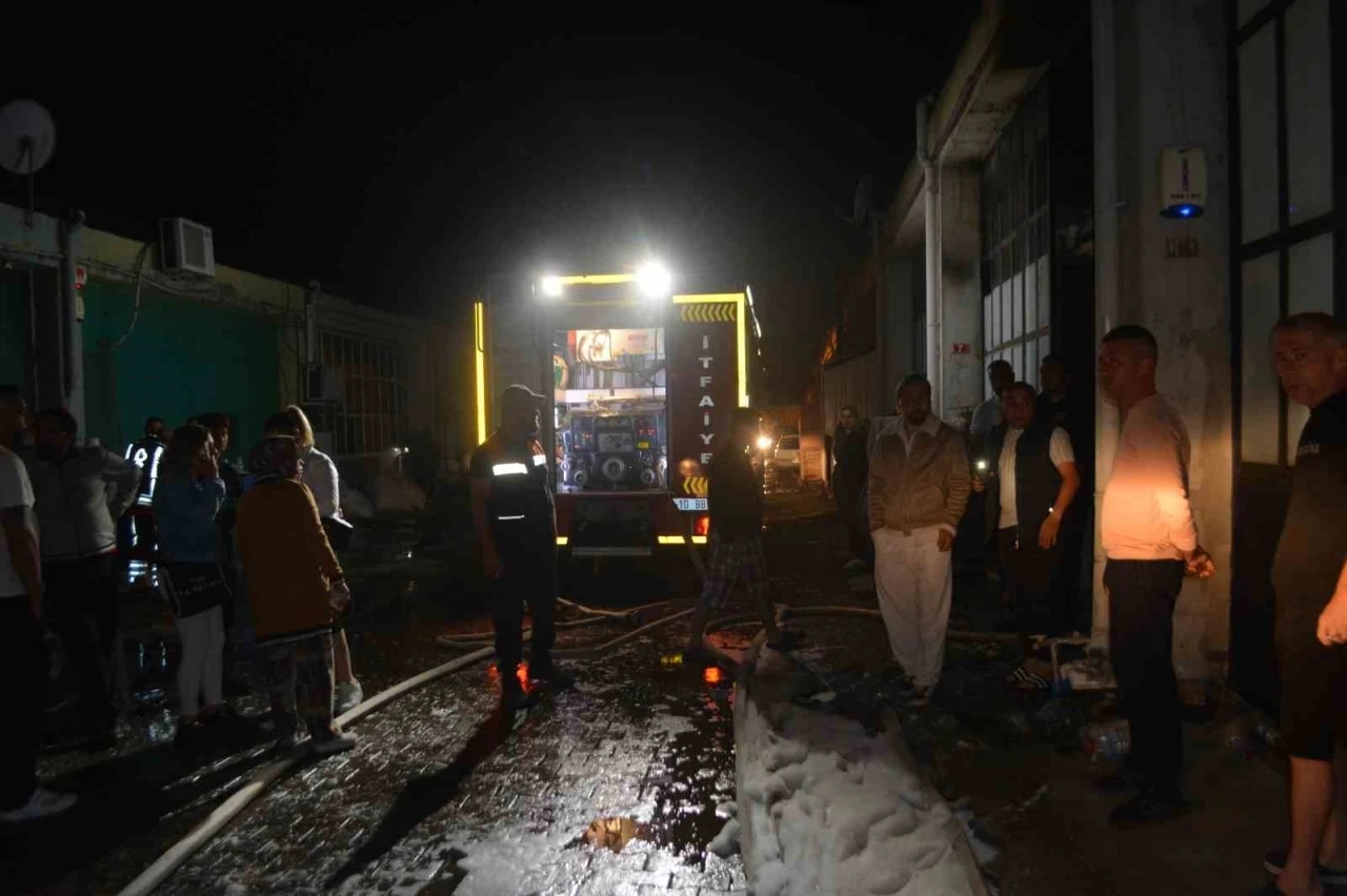 Ayvalık’ta gözlük fabrikası alev alev yandı
