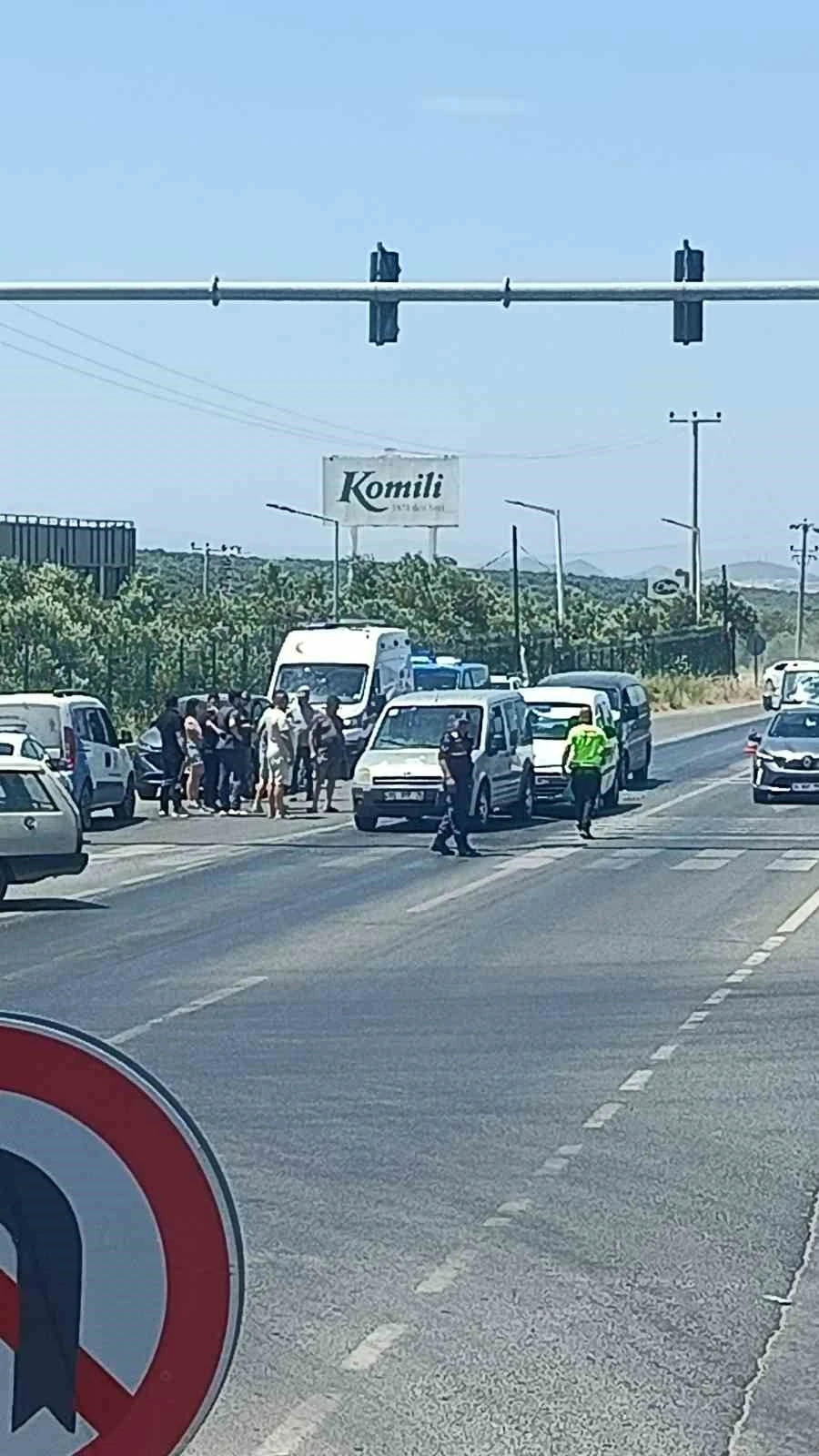 Ayvalık&rsquo;ta Kozak kavşağında zincirleme kaza: 3 ara&ccedil; birbirine girdi
