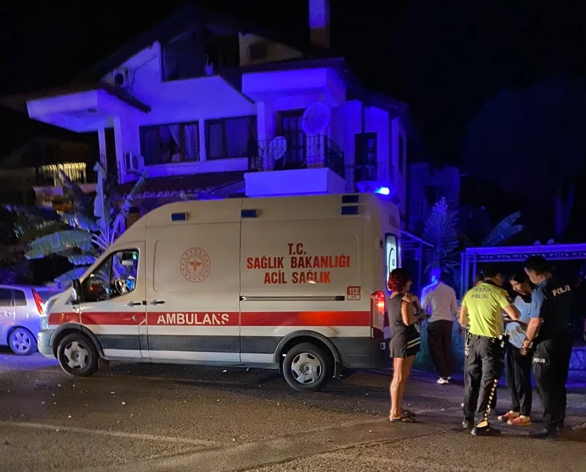 Ayvalık&rsquo;ta motosiklet ile otomobil &ccedil;arpıştı: 1 ağır yaralı
