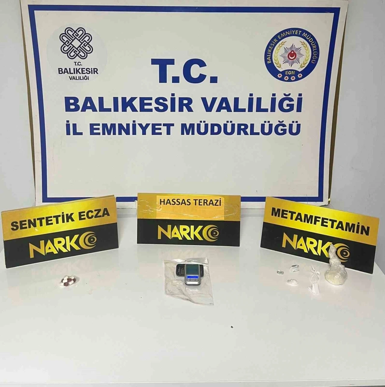 Ayvalık’ta narkotik ekibinden şüpheli araca operasyon