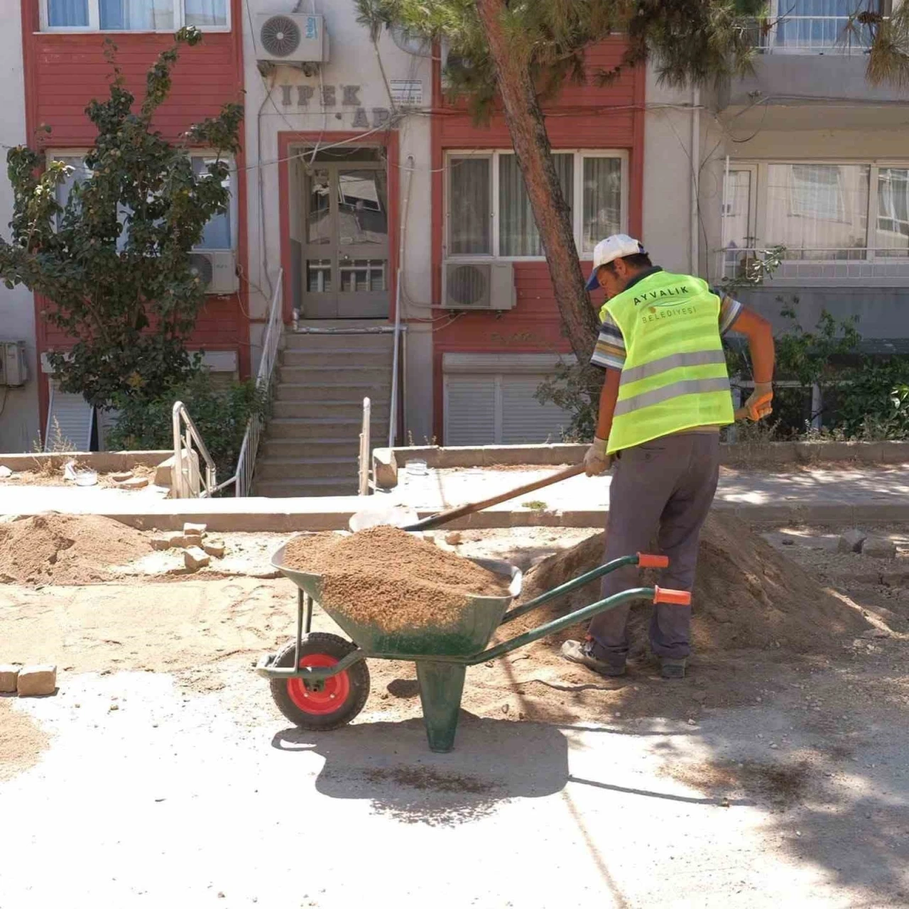Ayvalık&rsquo;ta yol bakım ve onarım &ccedil;alışmaları aralıksız s&uuml;r&uuml;yor
