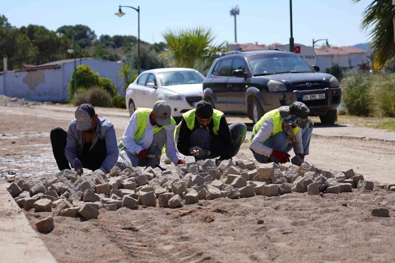Ayvalık&rsquo;ta yol ve kaldırım &ccedil;alışmaları s&uuml;r&uuml;yor
