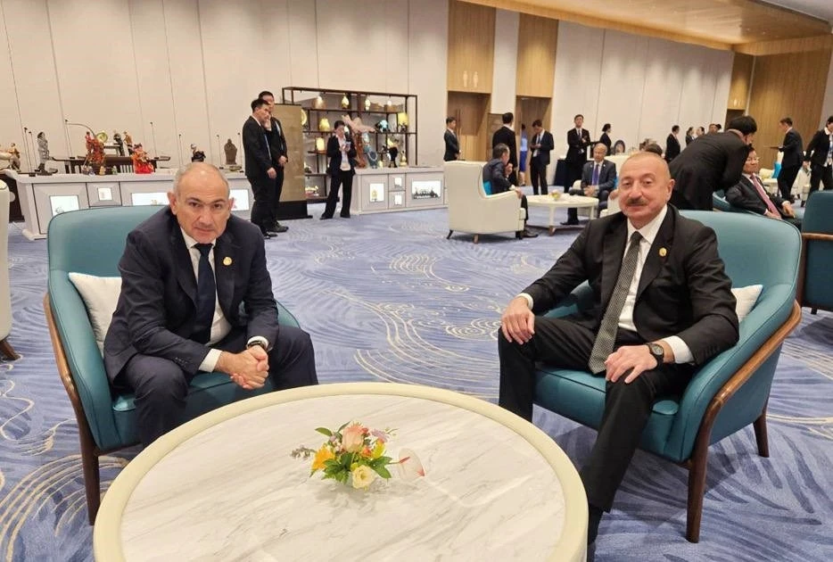 Azerbaycan Cumhurbaşkanı Aliyev, Çin’de Paşinyan ile sohbet etti