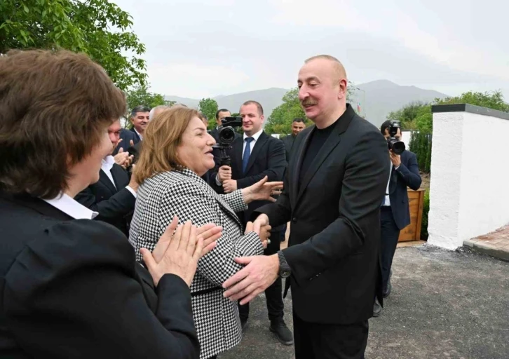 Azerbaycan Cumhurbaşkanı Aliyev, Hocalı’ya taşınan halkla bir araya geldi
