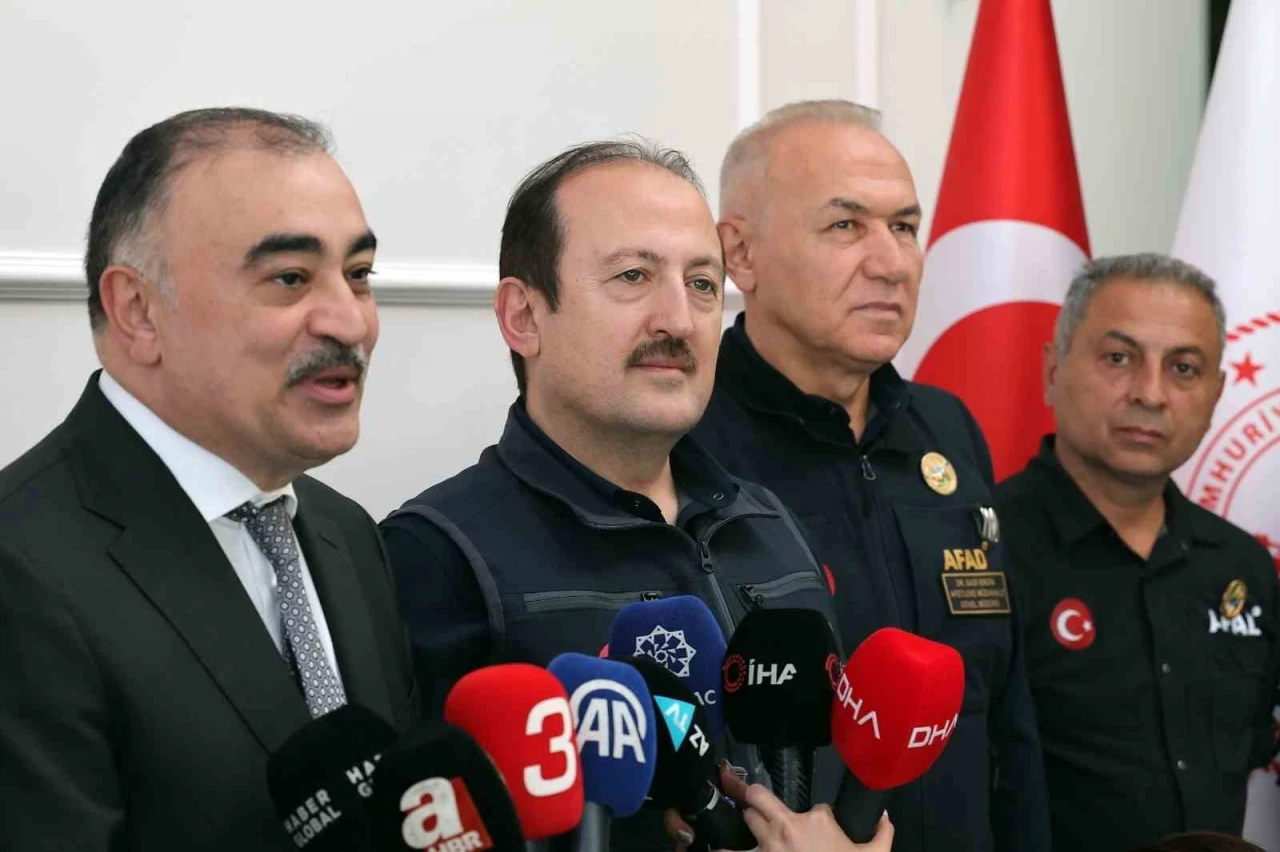 Azerbaycan’ın Ankara Büyükelçisi Mamadov, AFAD personeline işbirliği rozeti takdim etti
