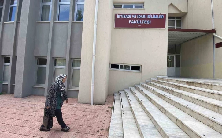 Azmin başarısı: İlk, orta ve lise eğitimini dışarıdan tamamladı, 70 yaşında &uuml;niversiteli oldu
