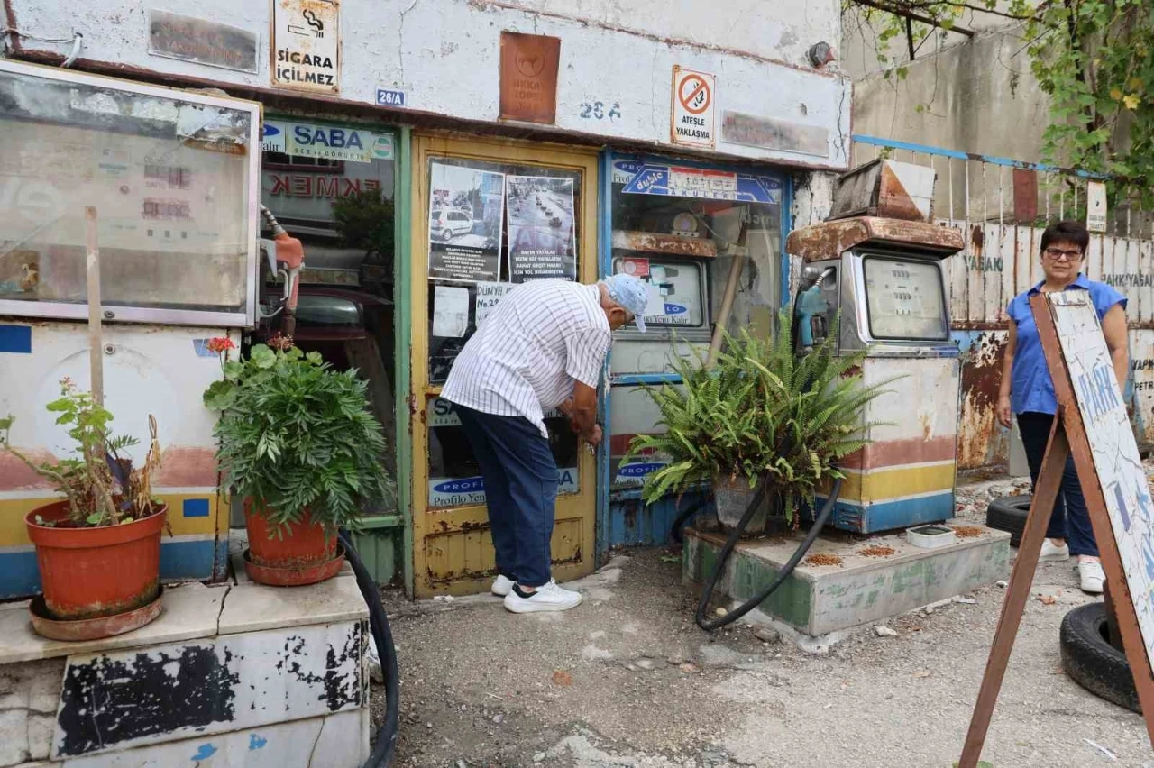 Baba hatırası olan 92 yıllık akaryakıt istasyonu nostaljik g&ouml;r&uuml;n&uuml;m&uuml;yle dikkat &ccedil;ekiyor

