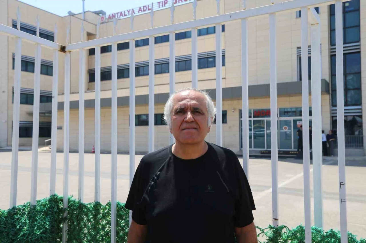 Baba ile oğlunun hayatını kaybettiği aynı kaldırımda yürürken aracın çarptığı genç hayatını kaybetti
