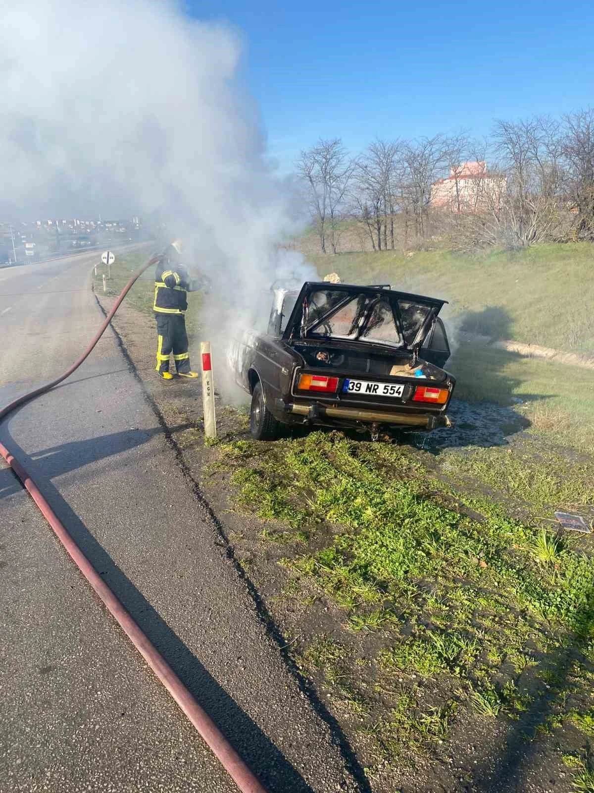 Babaeski&rsquo;de seyir halindeki otomobil alev aldı
