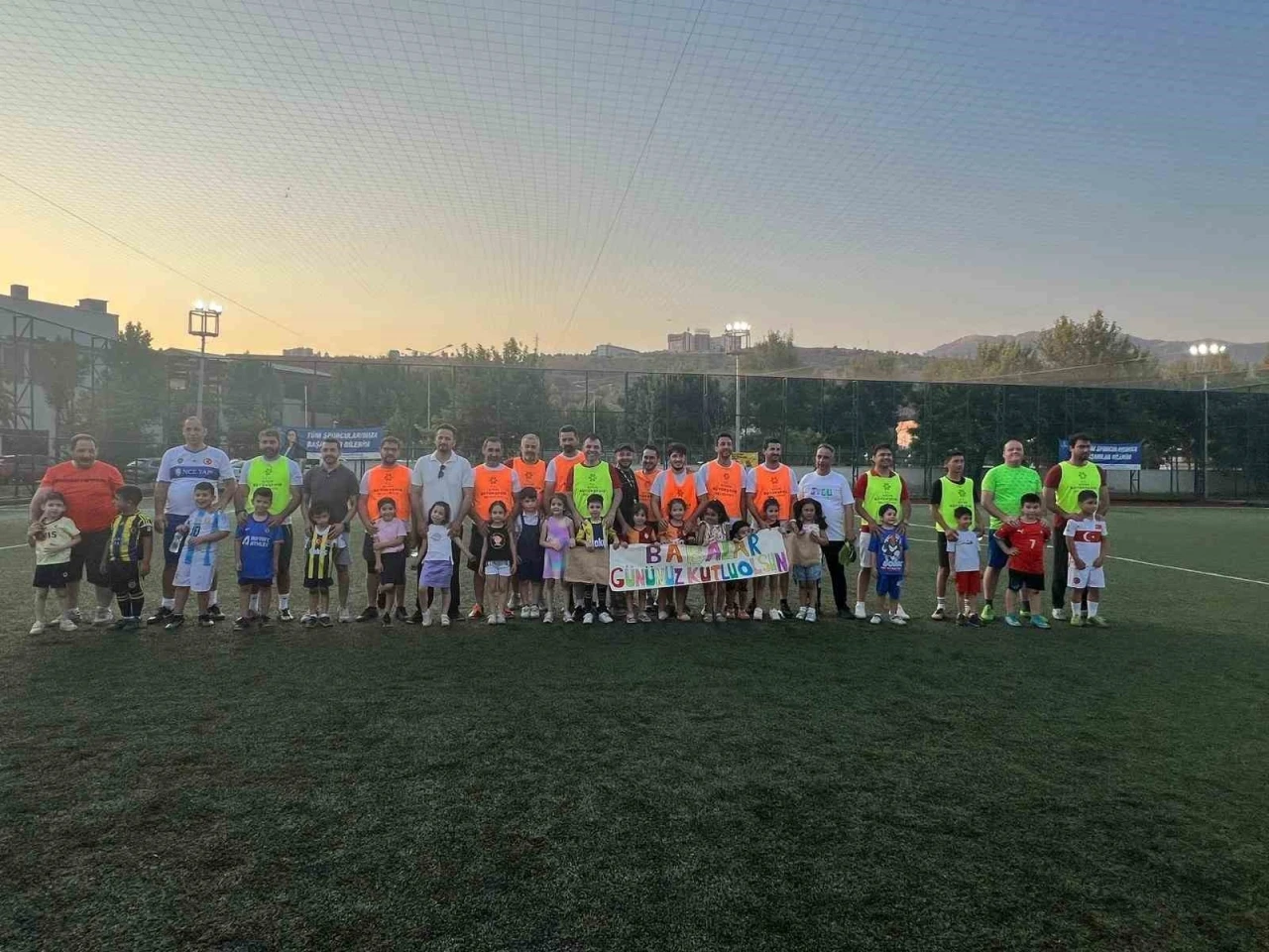 Babaları sahada çocuklar ise tribünde ter döktü

