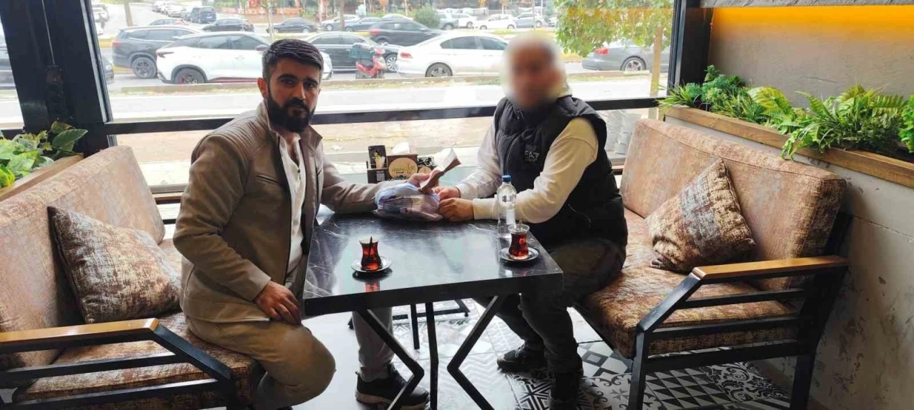 Babasından aldığı öğütle taksisinde unutulan 230 bin lirayı sahibine teslim etti
