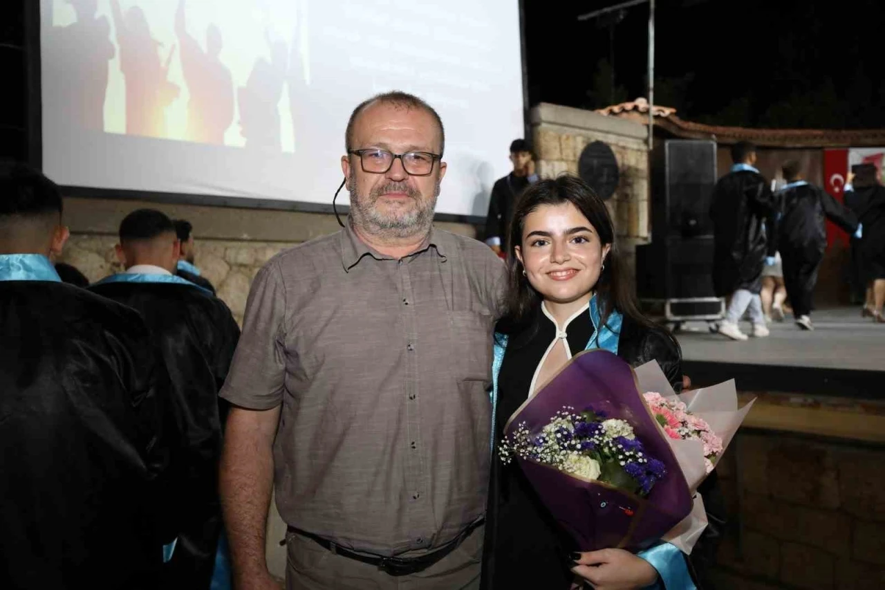 Babasından ilham aldı, 59 erkek &ouml;ğrenci arasından tek kız &ouml;ğrenci olarak mezun oldu

