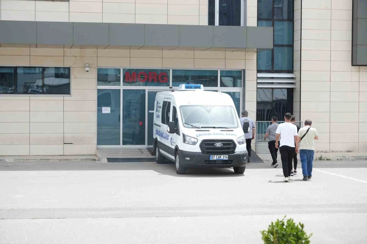 Babasının bıçaklayarak öldürdüğü  gencin cenazesi morgdan alındı
