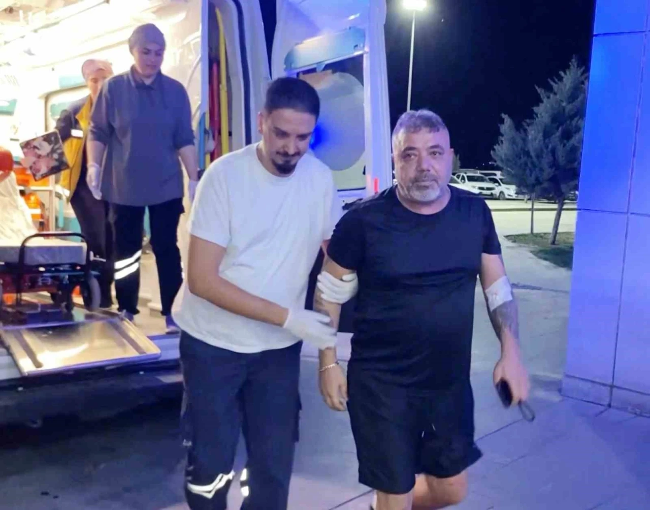 Bacağından vuruldu, sedyeyi reddedip yürüyerek acile girdi
