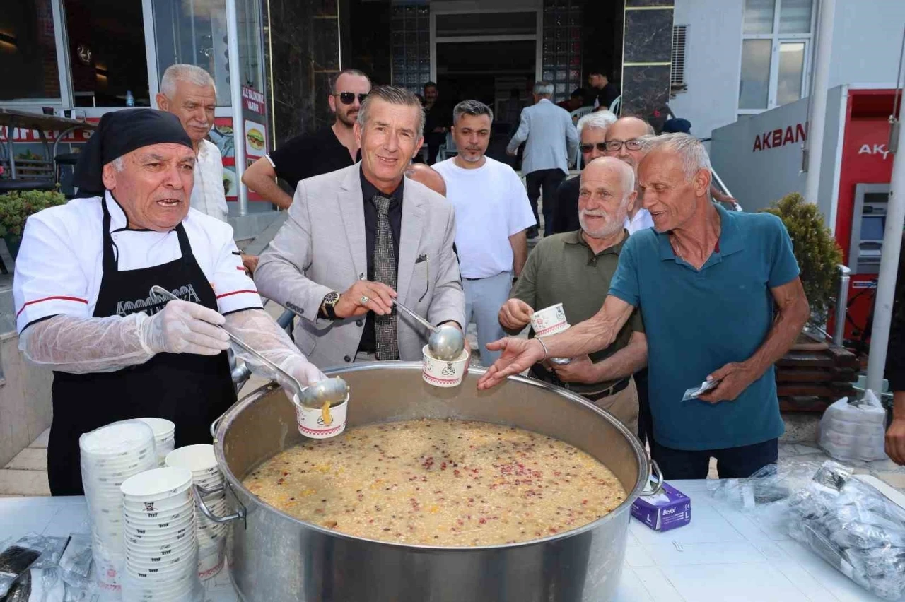Bafra&rsquo;da 3 bin kişiye aşure ikramı
