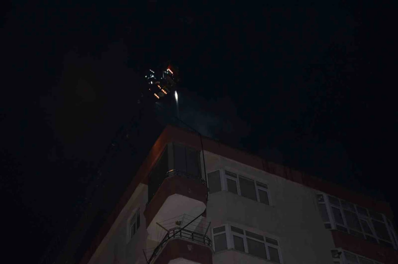 Bafra’da 7 katlı binanın çatısında yangın
