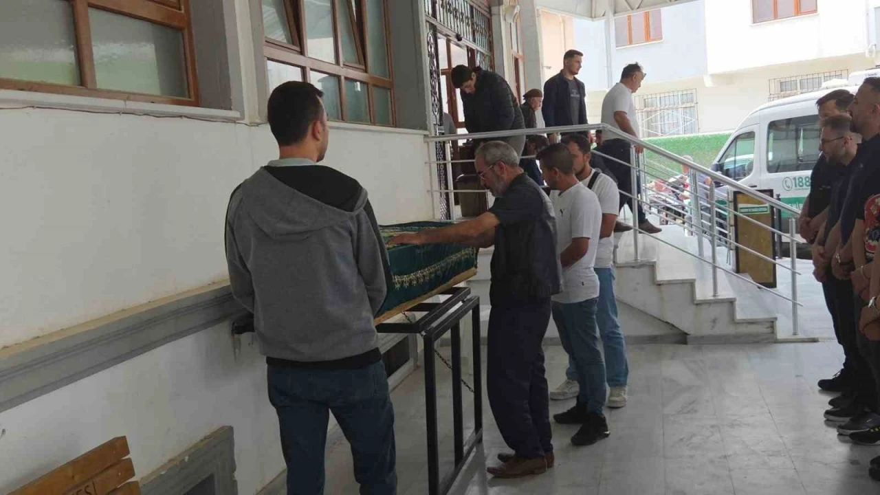 Bağ evinde balta ile öldürülen 25 yaşındaki genç adam toprağa verildi
