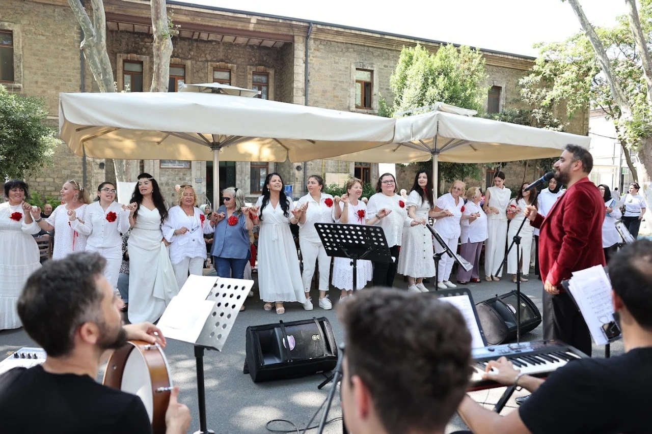 Bağcılar Belediyesi Türk Halk Müziği Korosu’ndan Darülaceze’de anlamlı konser
