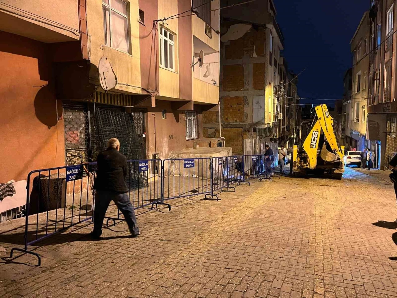 Bağcılar’da inşaatın temel kazma işlemi sırasında hasar gören 5 katlı bina mühürlendi
