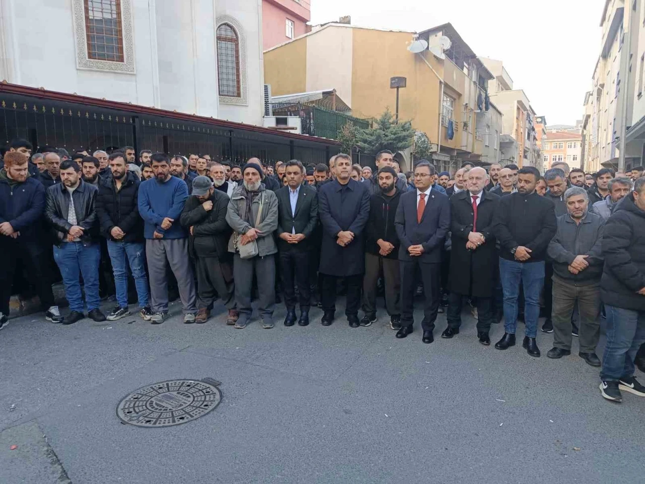 Bağcılar&rsquo;da karbonmonoksit gazından zehirlenerek &ouml;len 3 kişi son yolculuklarına uğurlandı
