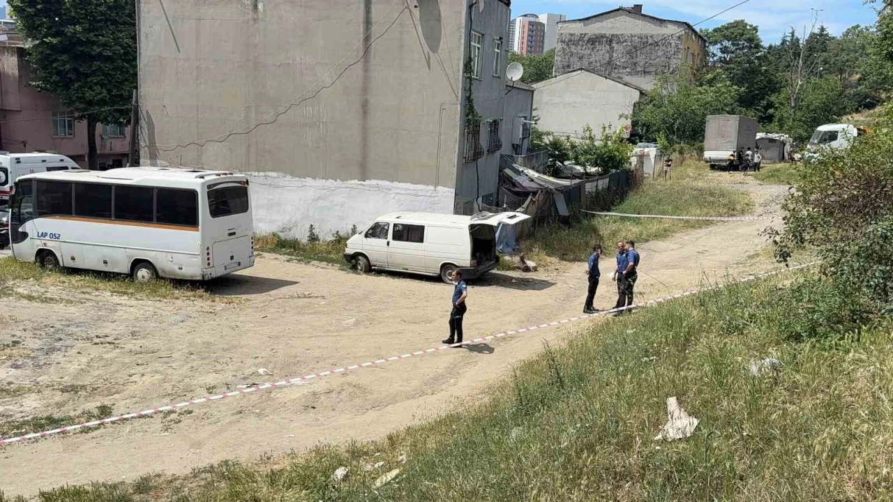 Bağcılar&rsquo;da mahalledeki kokuyu kanalizasyon zannettiler ceset &ccedil;ıktı
