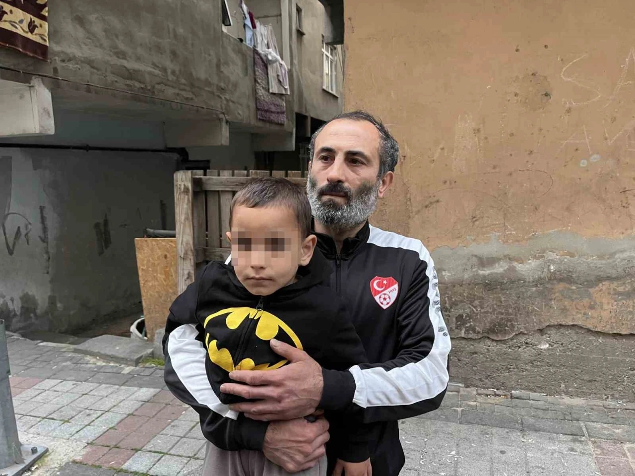 Bağcılar’da otomobil çarptığı çocuk yaralandı: O anlar kamerada
