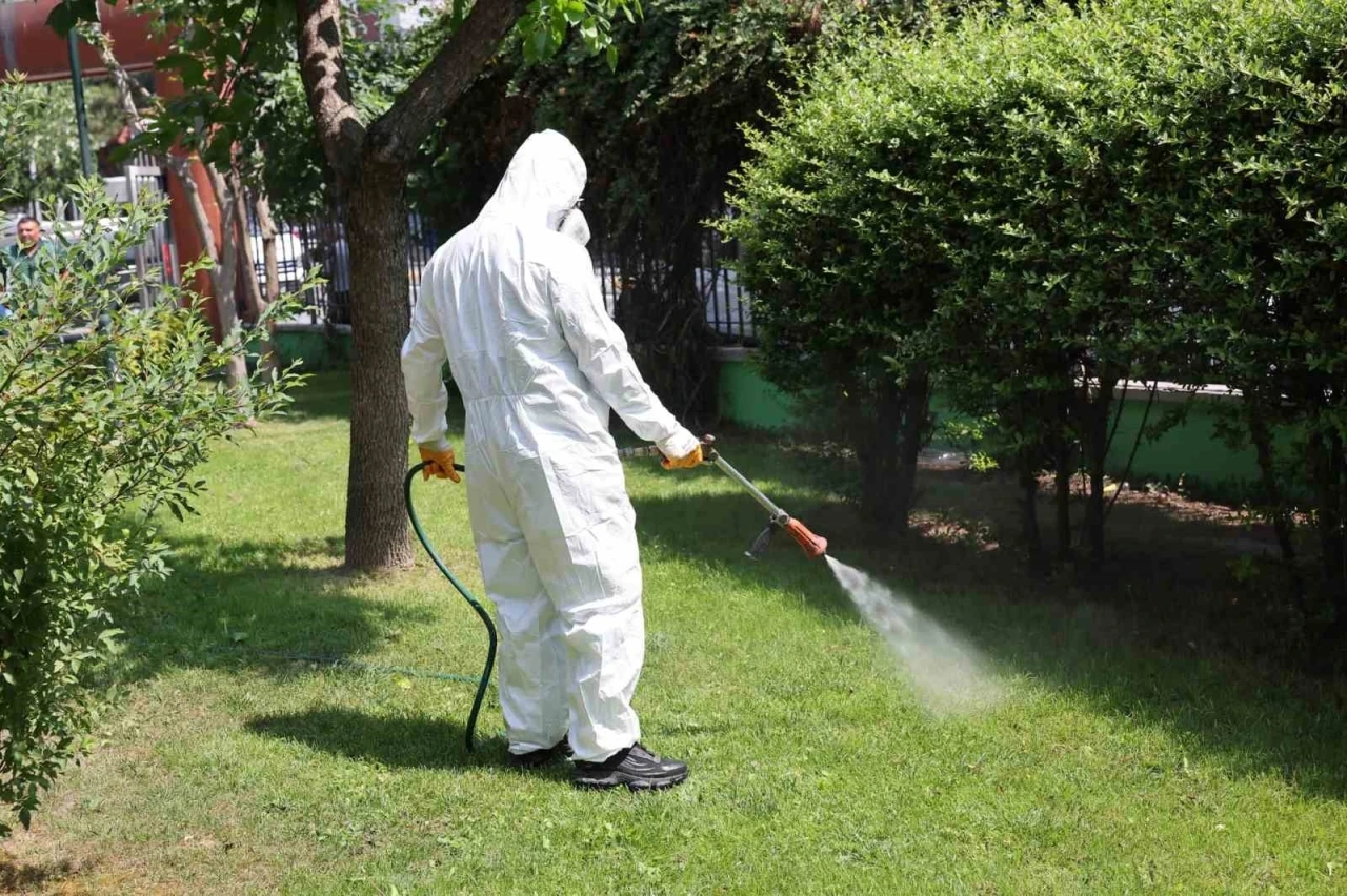Bağcılar’da parklar ve yeşil alanlar ilaçlanıyor
