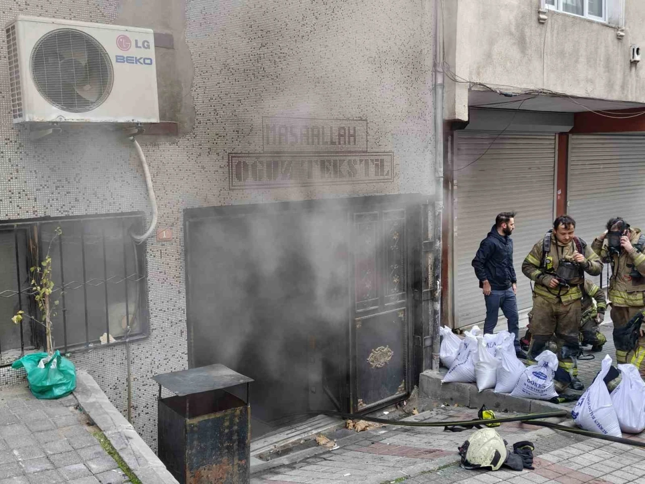 Bağcılar&rsquo;da tekstil at&ouml;lyesinde korkutan yangın
