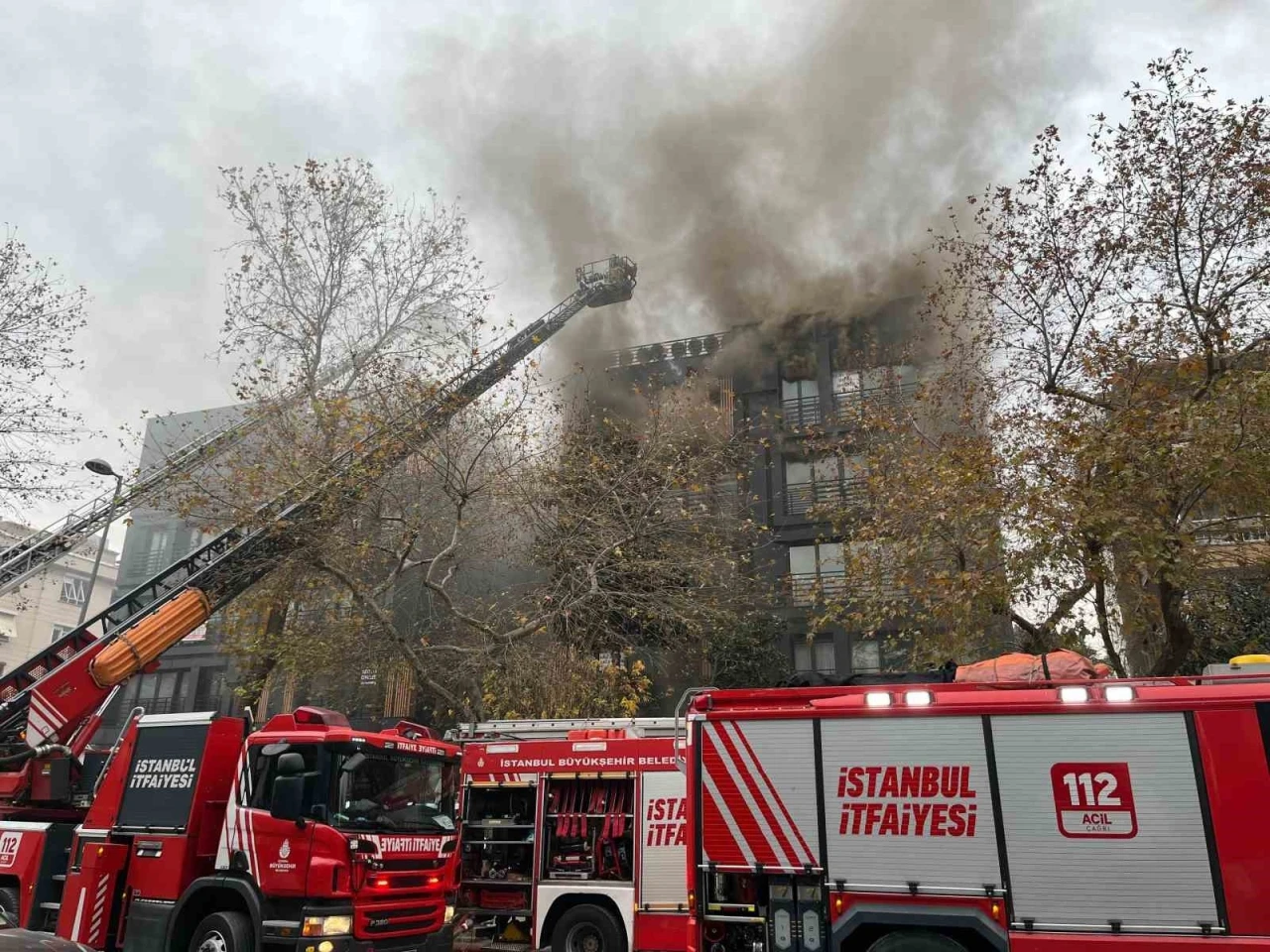 Bağdat Caddesi&rsquo;nde &ccedil;atı katında &ccedil;ıkan yangın b&uuml;y&uuml;d&uuml;, 2 bloklu bina k&uuml;le d&ouml;nd&uuml;
