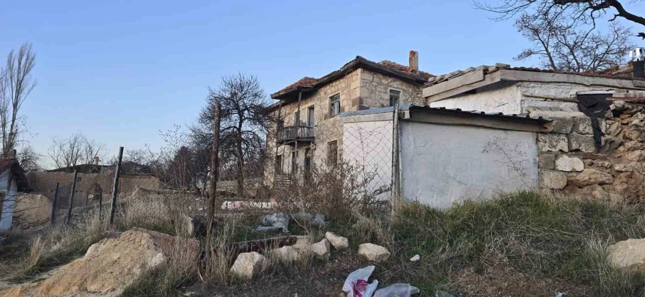 Bağlı k&ouml;pek &ccedil;ocuklara saldırdı: 14 yaşındaki &ccedil;ocuk ağır yaralandı
