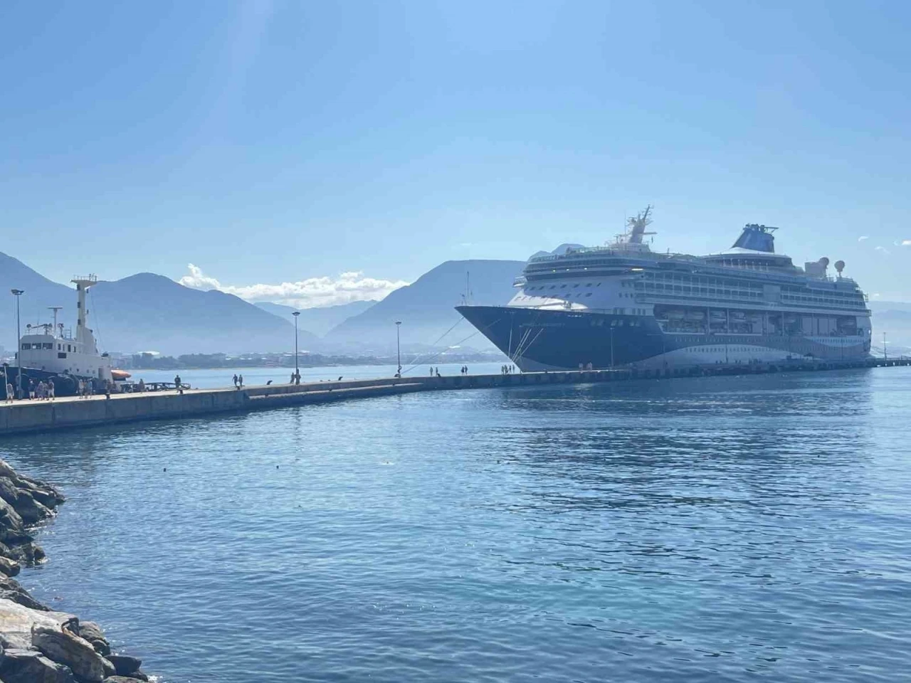 Bahama bandıralı kruvaziyer Alanya’ya demirledi
