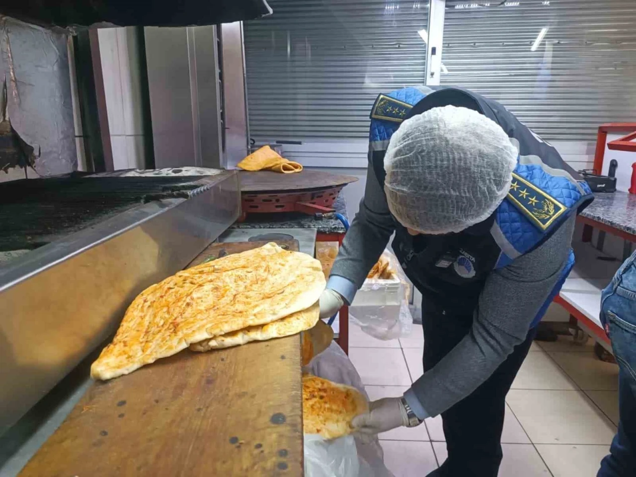 Baharatın i&ccedil;ine bozulmasın diye bırakılan &ccedil;iğ et, zabıta ekiplerini şaşırttı
