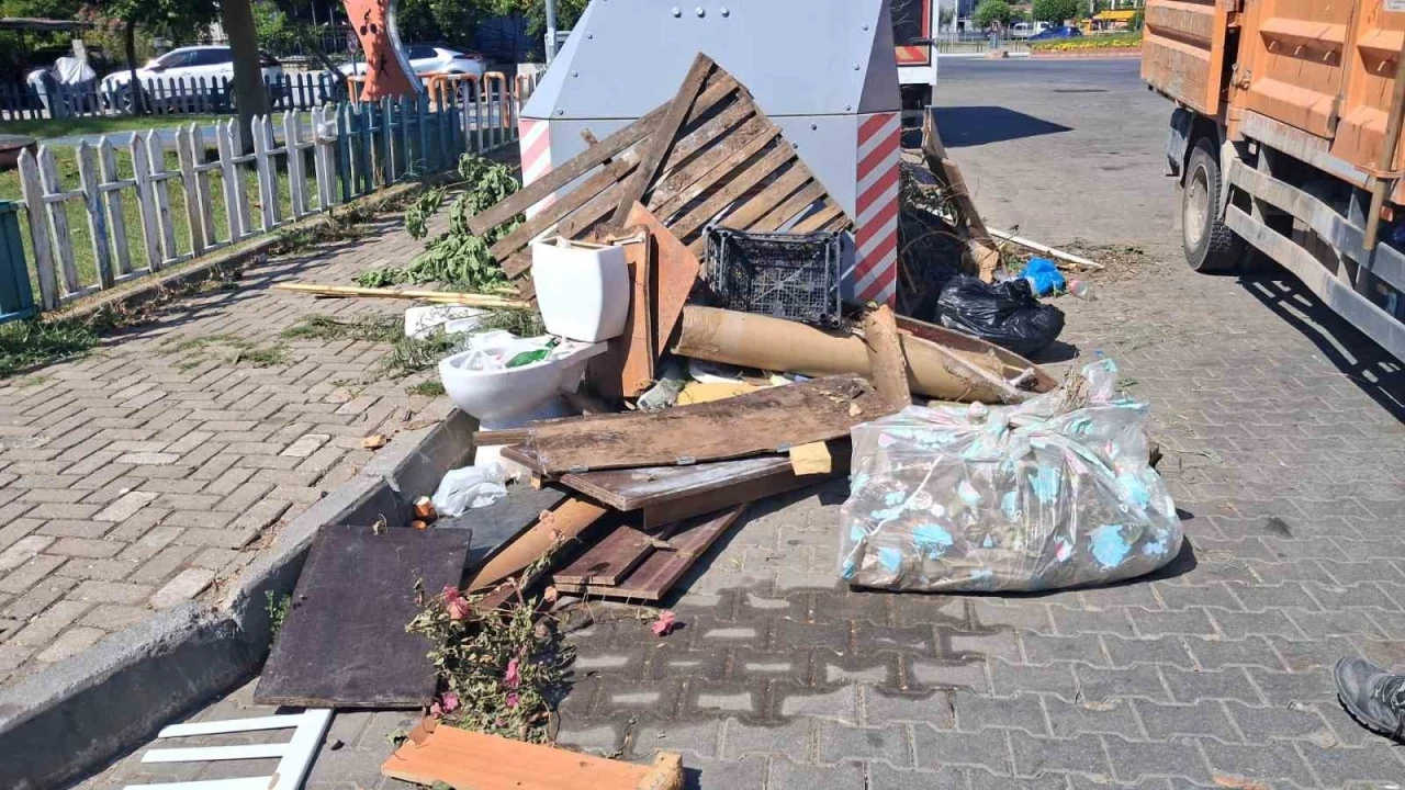 Bah&ccedil;e atıkları ve molozlar Marmaris&rsquo;i &ccedil;&ouml;pl&uuml;ğe &ccedil;eviriyor
