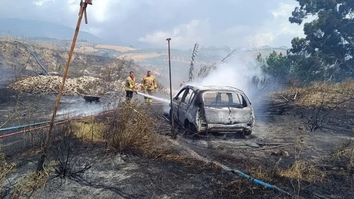 Bah&ccedil;ede başlayan yangında otomobil ve sera kullanılmaz hale geldi
