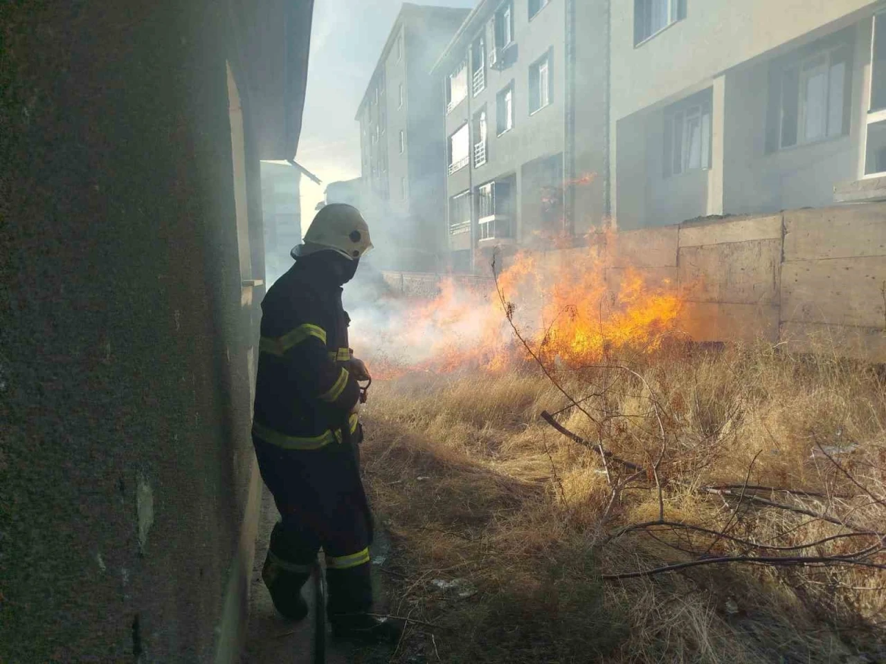 Bahçede çıkan örtü yangını itfaiye ekiplerince söndürüldü
