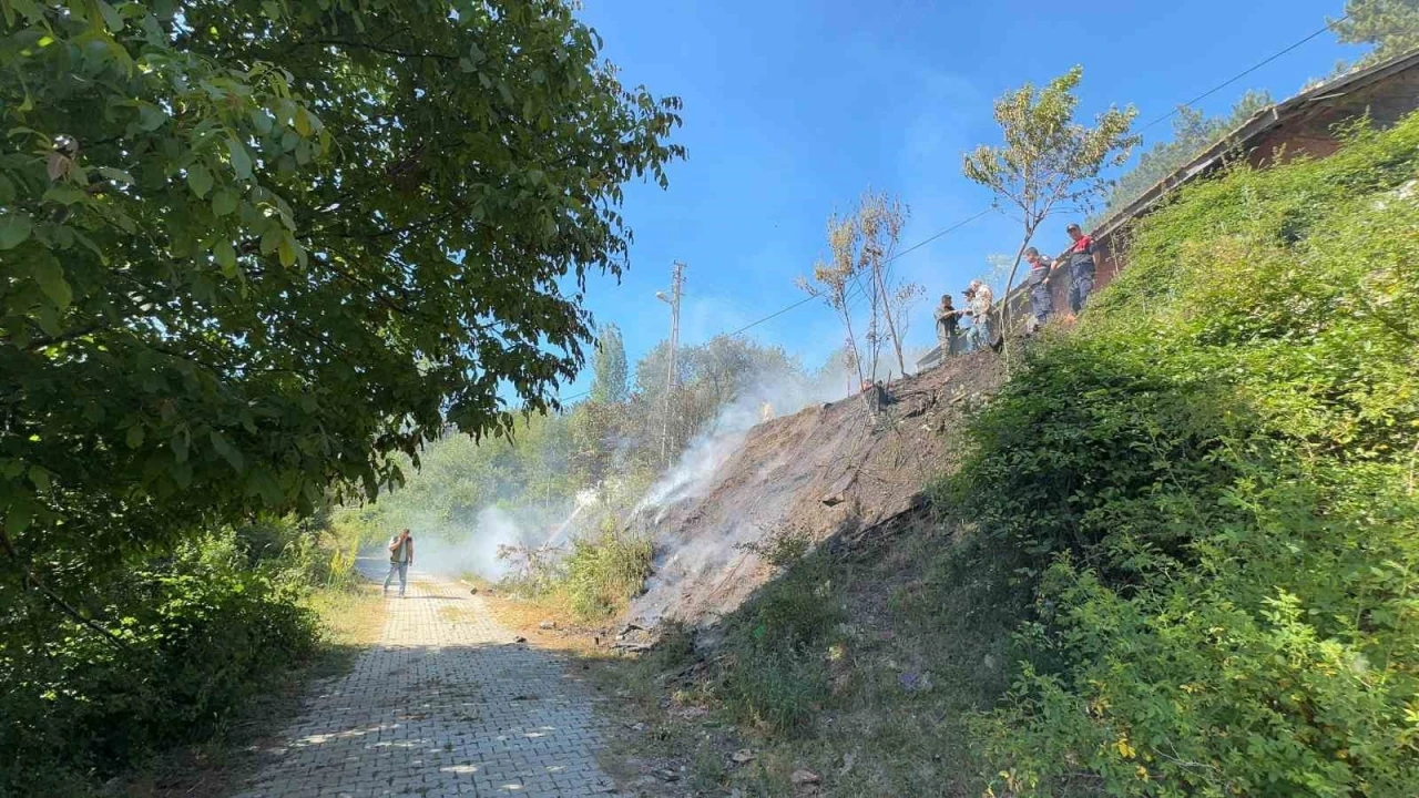 Bahçede çıkan yangın evi küle çeviriyordu
