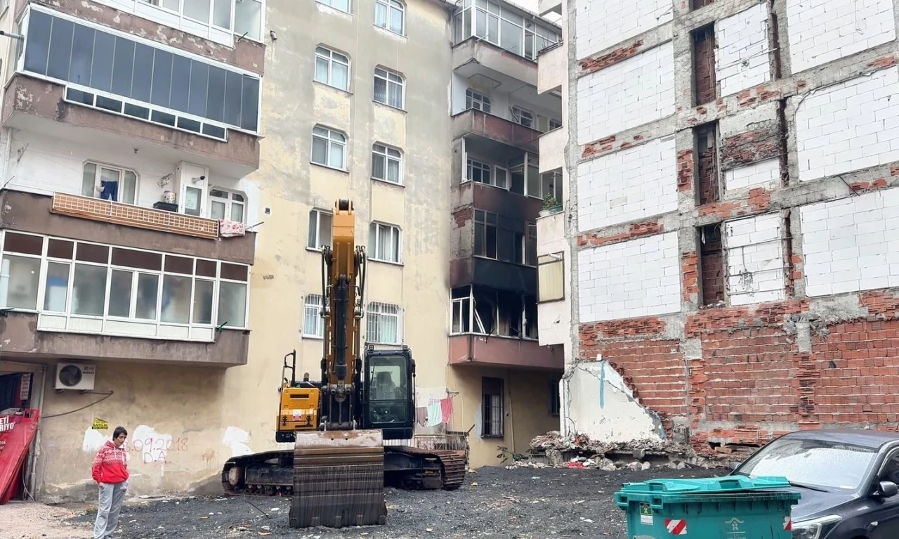 Bah&ccedil;elievler&rsquo;de 6 katlı binada yangın &ccedil;ıktı, i&ccedil;eride mahsur kalanları itfaiye kurtardı
