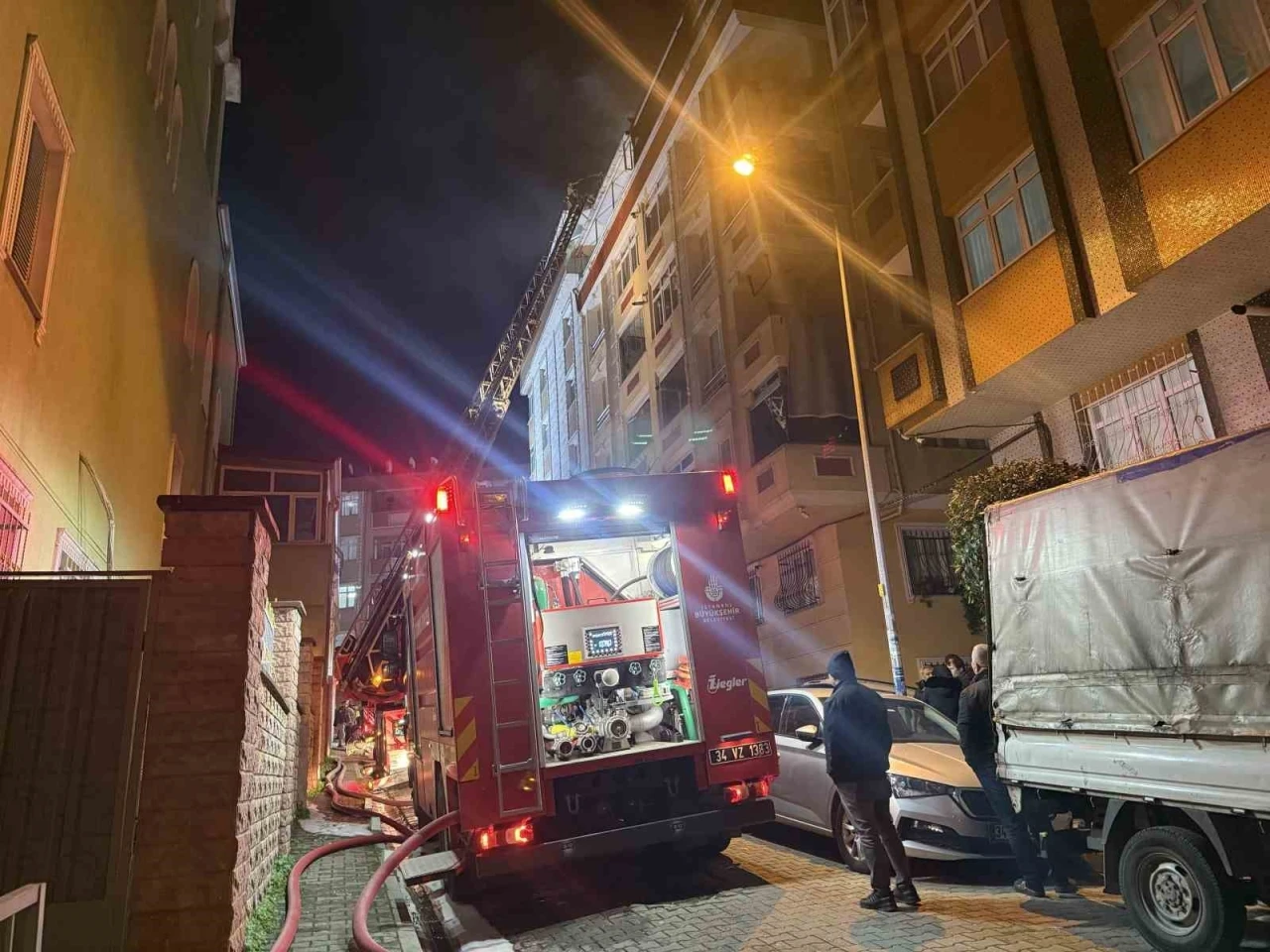 Bah&ccedil;elievler&rsquo;de &ccedil;atı yangınındaki alevler yan binaya sı&ccedil;radı
