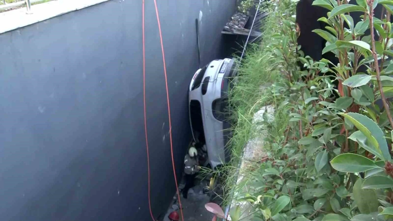 Bahçelievler’de direksiyon hakimiyetini kaybeden sürücü çok sayıda araca çarpıp boşluğa düştü. Sürücüyü kurtarma çalışması devam ediyor.
