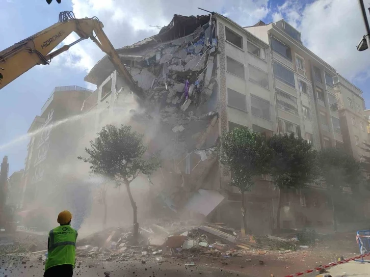 Bah&ccedil;elievler&rsquo;de doğalgaz patlamasının meydana geldiği binanın yıkımına başlandı
