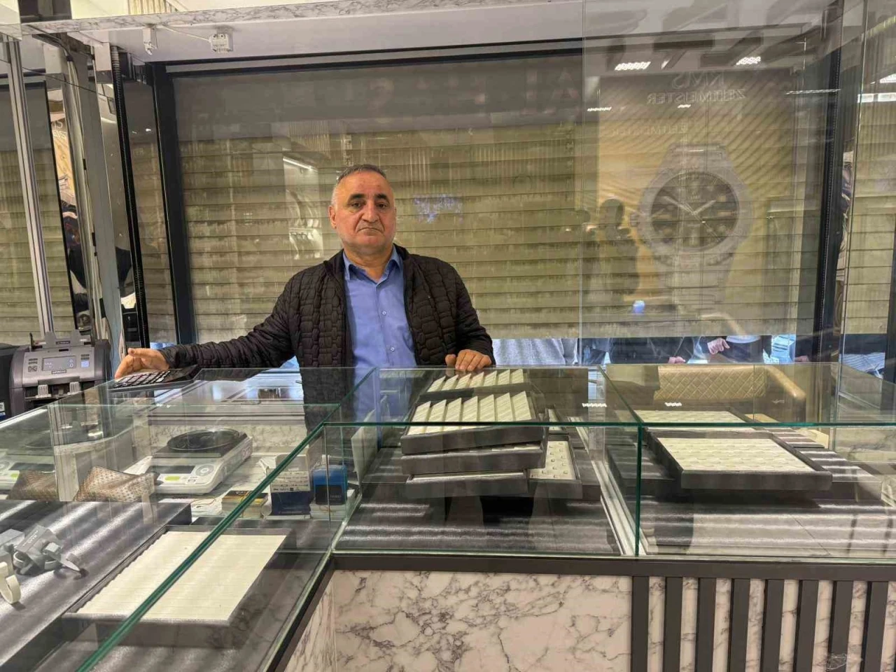 Bahçelievler’de kuyumcu soygunu: 1 dakikada 3 kilo altını çaldılar

